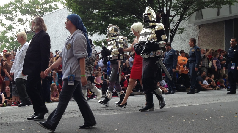 Illustration for article titled Vehicles Of The 2013 DragonCon Parade - Photo Dump
